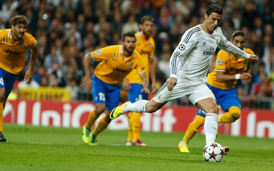 9博精华-卡内吕德抢断后长传发动进攻