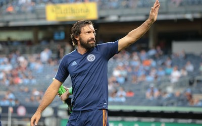 9博热评-赖因德斯替补席怒摔水瓶